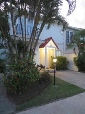Porters Gate townhouse 3 bedroom 3 bathroom private garden with dip pool